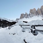 Vor der Kulisse der anmutigen Geisler führt die Rodelbahn durch die Winterlandschaft