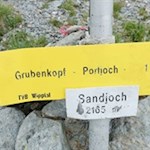 Durch das 2.165 m hohe Sandjoch zieht sich die Grenze zwischen Italien und Österreich
