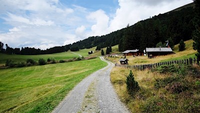 Sanft schlängelt sich der Panoramaweg Nr. 9 in Richtung Schatzerhütte