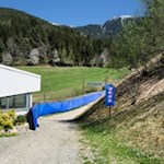 Neben der Talstation zweigt unser breiter Wanderweg ab