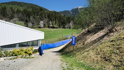 Neben der Talstation zweigt unser breiter Wanderweg ab