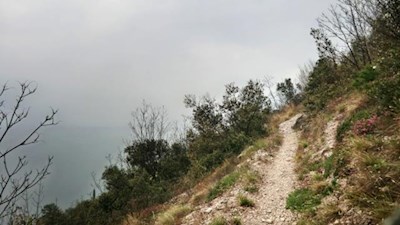 Der Sentiero del Sole folgt schmalen Bergpfaden