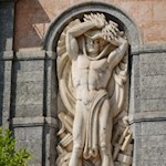 Ein Sinnbild der göttlichen Macht des Wassers, das Marmorrelief am Ponale Kraftwerk