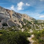 Durch eine karstige Heidelandschaft hinauf zur Lavarellahütte