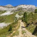 Der Wanderweg nähert sich dem pyramidenförmigen Wolfendorn