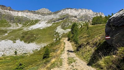 Der Wanderweg nähert sich dem pyramidenförmigen Wolfendorn