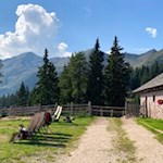 Laureiner Alm vor verträumter Bergkulisse