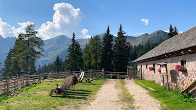 Laureiner Alm vor verträumter Bergkulisse