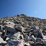 Über die steinbeschlagene Gipfelflanke auf die Wetterspitze