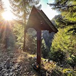 Die Wanderung nach Maria Weißenstein wird von Kreuzwegstationen gesäumt