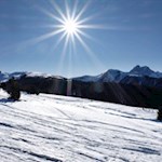 In der Ferne erhebt sich der imposante Peitlerkofel