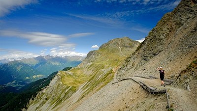 Im Hintergrund ragt die Tatschspitze in die Höhe
