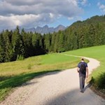 Vor der Kulisse des Rosengarten zurück zum Karersee