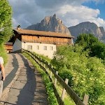 Unterwegs öffnen sich schöne Ausblicke auf den Schlern