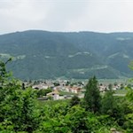 Unterwegs erschließen sich schöne Ausblicke auf Rabland und seine Umgebung