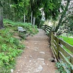 Längs des Weges laden Bänke zum Verweilen ein