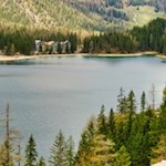 Am Nordende des Pragser Wildsees liegt das Hotel Pragser Wildsee