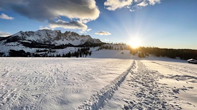 Im Schein der untergehenden Abendsonne zurück zum Karersee
