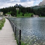 Around the lake various restaurants invite you to stop for a break