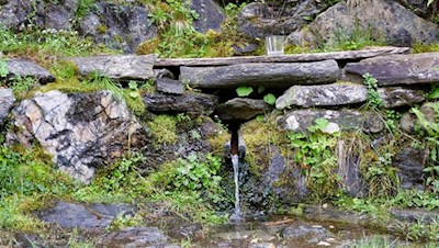 Der sagenumwobene Witwenbrunnen verheißt erfrischende Abkühlung