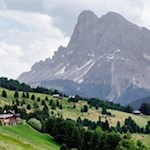 Die Schatzerhütte vor der imposanten Kulisse des Peitlerkofel