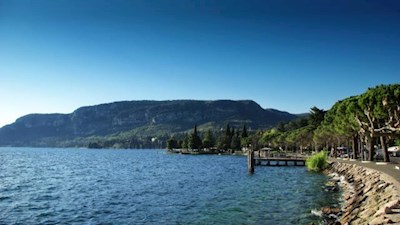 Eng an die Ufer des Gardasees geschmiegt führt die Promenade nach Garda