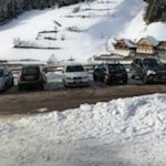 Direkt am unteren Parkplatz zweigt der Waldweg in Richtung Lercheralm ab