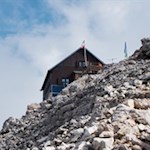 Keck thront die kleine Fassahütte (Capanna Piz Fassa) auf dem Piz Boe