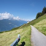 Der erste Teil der Wanderung folgt der asphaltierten Straße