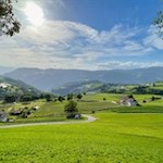 Auf dem Weg zum Völser Weiher öffnen sich malerische Ausblicke