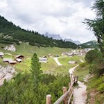 Rückwärtsgewandter Blick auf das bezaubernde Almdorf Fodara Vedla