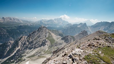 Unser Blick schweift auf namhafte Dolomitengipfel wie den Seekofel oder die Hohe Gaisl