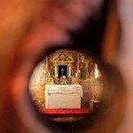 In seinem Inneren birgt das Kirchlein wertvolle Fresken