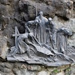 Dieses bronzene Standbild erinnert an die mühevollen Bauarbeiten der Kriegsgefangenen