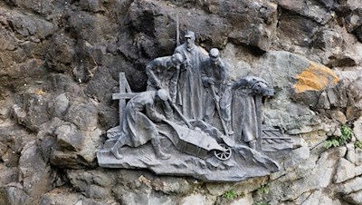 Dieses bronzene Standbild erinnert an die mühevollen Bauarbeiten der Kriegsgefangenen