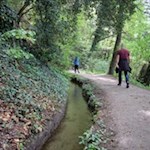 Entlang des fröhlich plätschernden Waals zurück nach Obermais