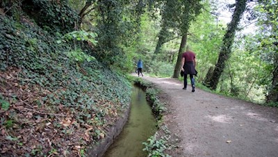 Entlang des fröhlich plätschernden Waals zurück nach Obermais