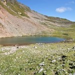 Der Getrumsee ist in eine grüne Mulde gebettet