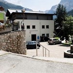 Die Wanderung zur Barbara Kapelle beginnt am Gemeindehaus in Wengen