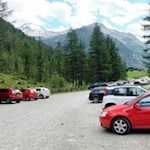 Der weitläufige Wanderparkplatz am Eingang des Knuttentals