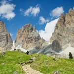 Das-Langkofelmassiv-mit-der-sagenumrankten-Fünffingerspitze-in-der-Mitte