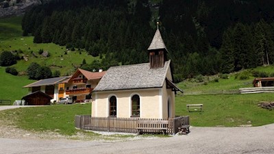 Vis-à-vis der kleinen Marienkapelle finden sich einige Parkmöglichkeiten
