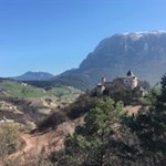 Blick auf Schloss Prösels mit dem Schlern im Hintergrund