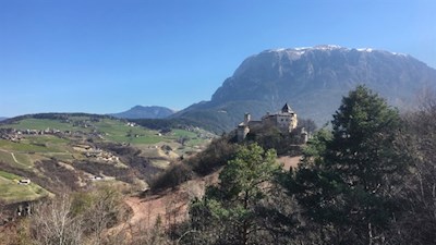 Blick auf Schloss Prösels mit dem Schlern im Hintergrund