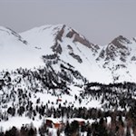 Blick auf die Faneshütte während des Anstiegs auf das Limojoch