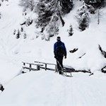 Eine kleine Brücke führt trockenen Fußes über den Kaserbach