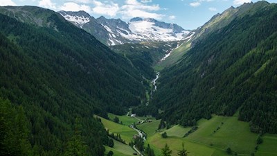 Auf dem Weg zur Pircheralm eröffnen sich schöne Ausblicke ins Trattenbachtal