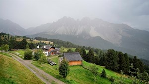 Selbst-bei-Schlechtwetter-lädt-die-Schatzerhütte-zum-Träumen-ein