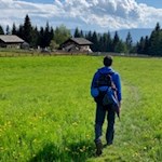 Inmitten schöner Wiesen präsentiert sich der Gschnoferstall