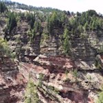Blick auf die verschiedenen Gesteinsgruppen der Dolomiten in der Bletterbachschlucht